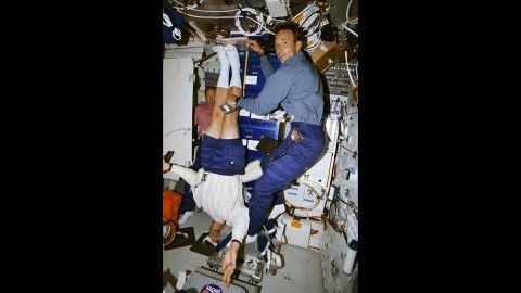 در سال 1994، مارک لی فضانوردی به عنوان بخشی از مطالعه در مورد کمردرد، قد خود را توسط همکار فضانورد جری لینگر اندازه گیری کرد.