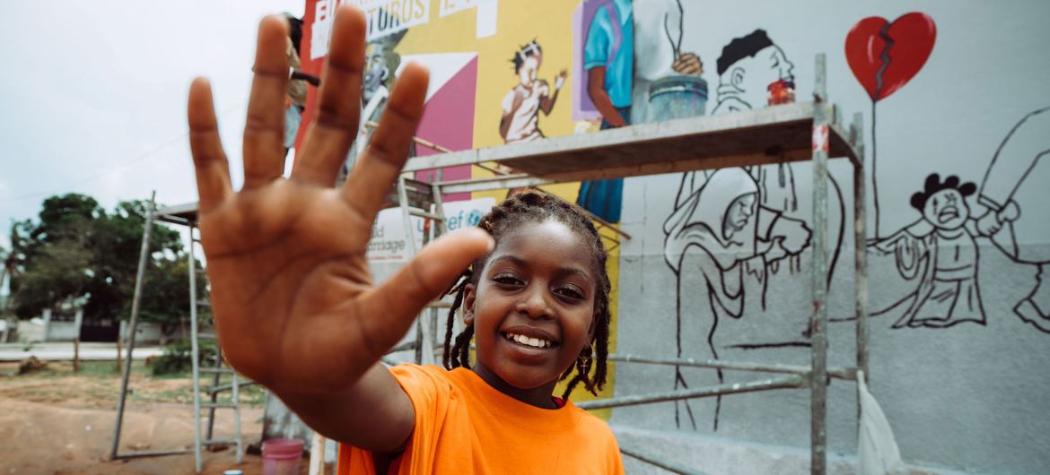 در استان نامپولا موزامبیک، کودکان نقاشی دیواری می کشند که تأثیر منفی ازدواج کودکان را برجسته می کند.